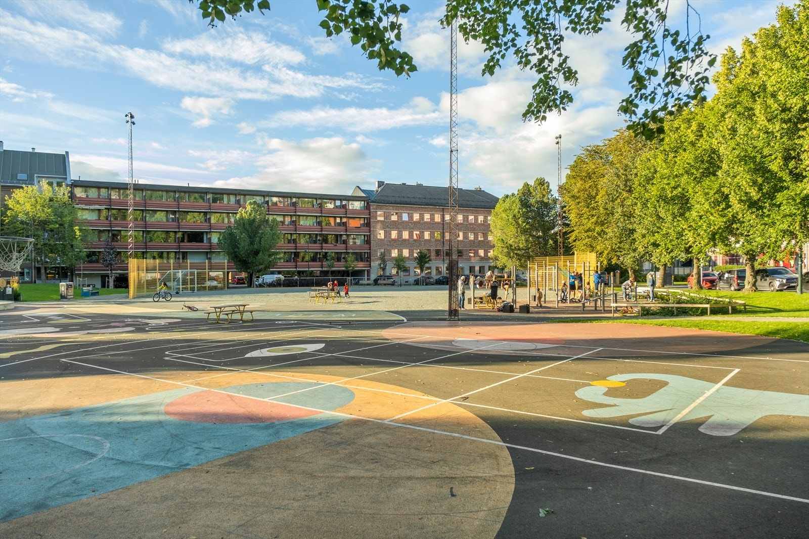 Buran aktivitetspark ligger kun 300 meter unna leiligheten og byr på flere lekeapparater, samt fotballbane og basketballbane mm. Galleribilde