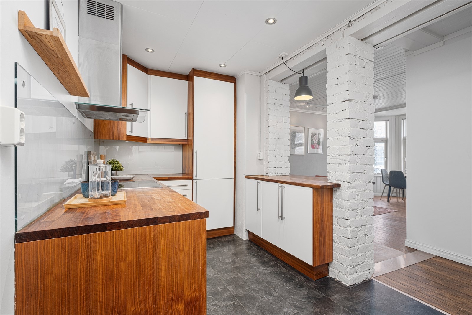 Kjøkkenet er på 8,5m² og lyses opp av spotlights i himling. Galleribilde