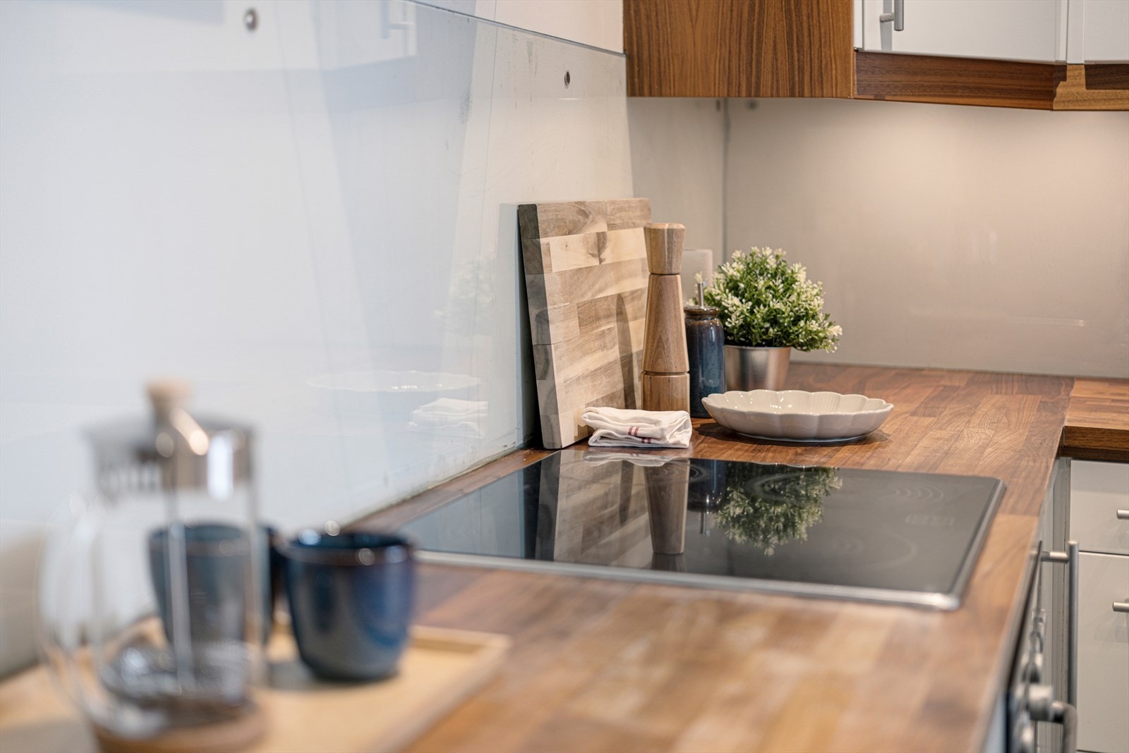 Kjøkkenet er oppgradert med praktisk glassplate på vegg, som bidrar til å bevare kjøkkenets standard. Galleribilde