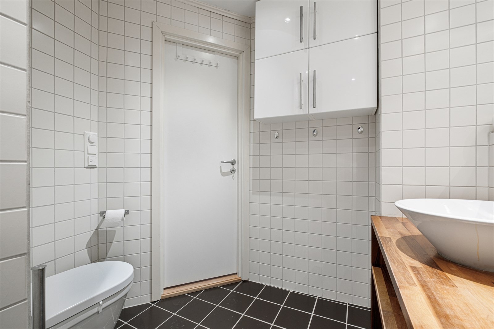 Badets praktiske utforming byr på muligheter for skap- og oppbevaringsløsninger. Galleribilde