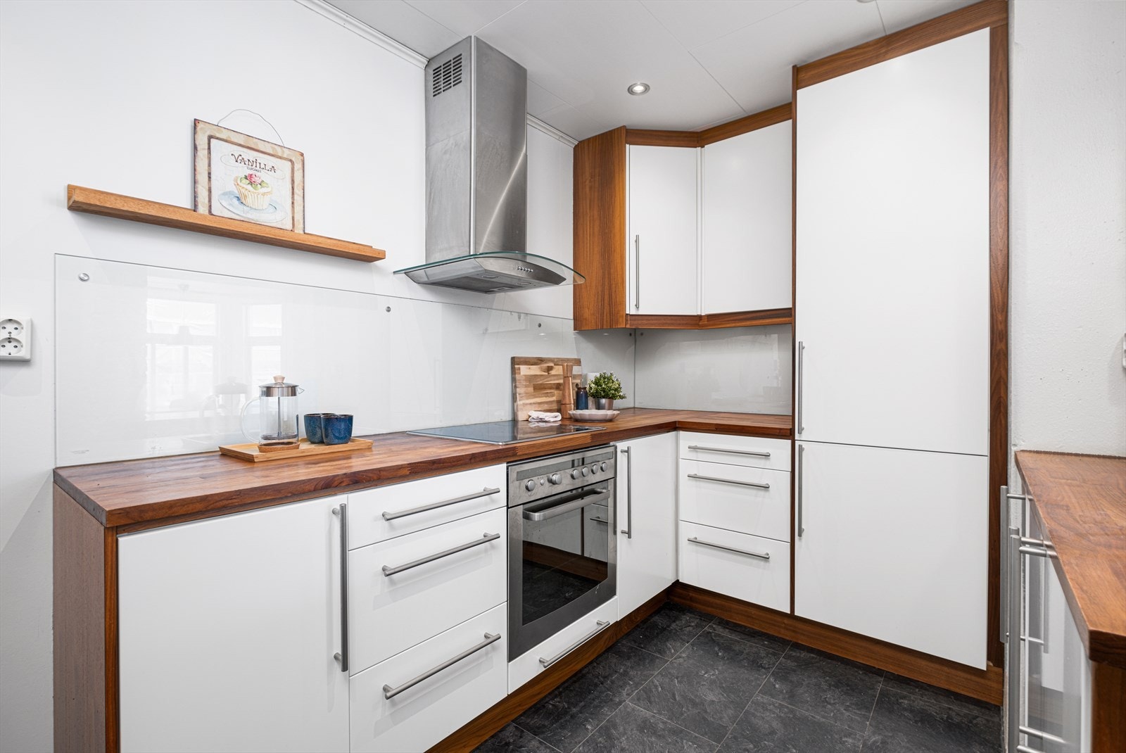 Her får du integrerte hvitevarer som kombiskap, oppvaskmaskin, platetopp, stekeovn og mekanisk avtrekk over stekesonen som medfølger leiligheten. Galleribilde