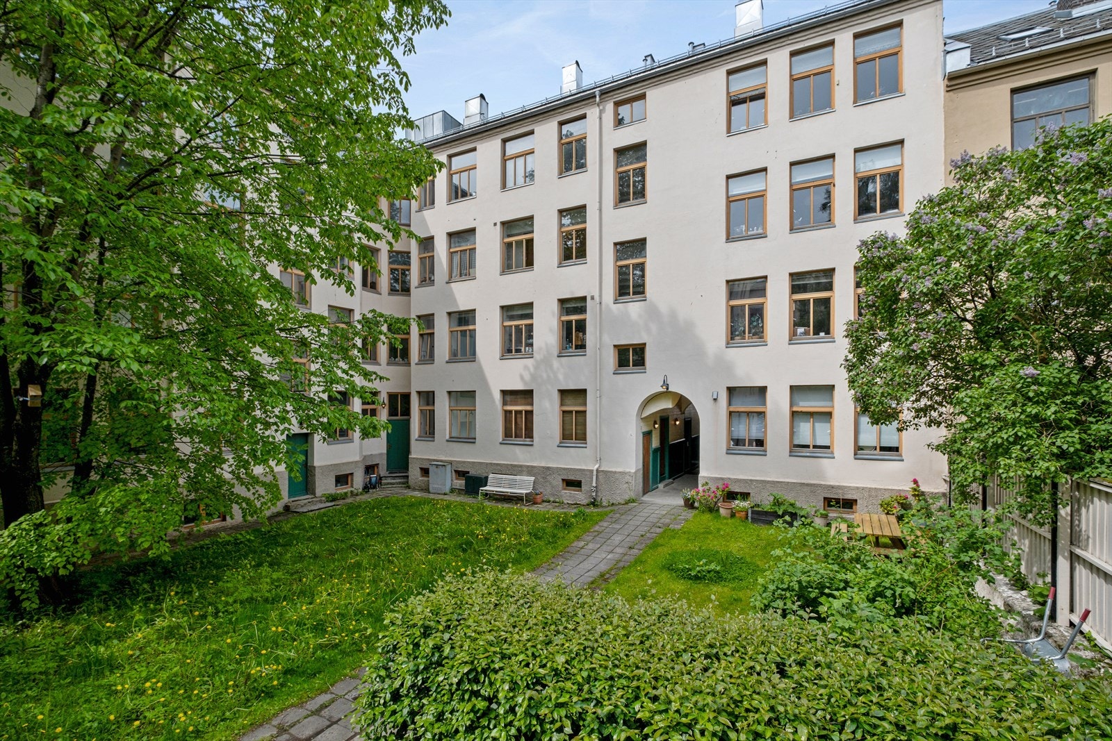 Med gangavstand fra leiligheten har du alt av dagligvarebutikker, shoppingmuligheter, treningssenter og kollektivtransport like ved. Galleribilde