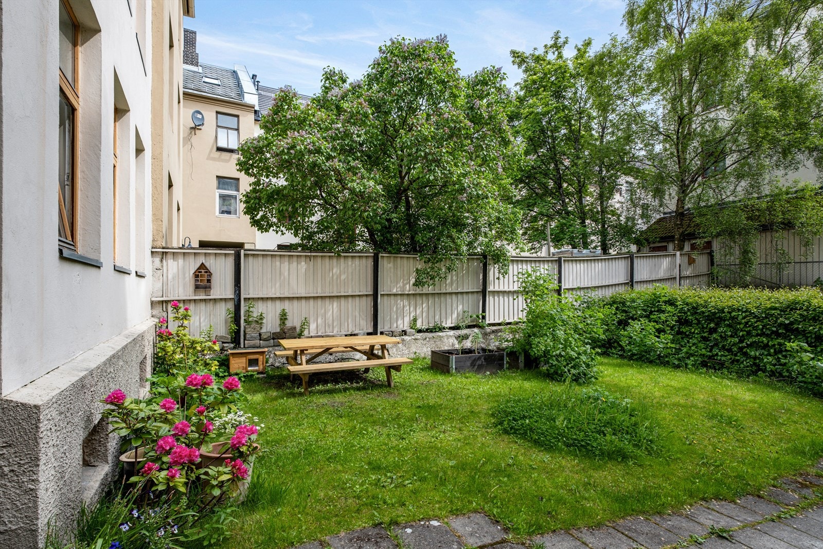 Sameiet byr på en stor og flott bakgård med en koselig hage og flere sitteplasser. Galleribilde