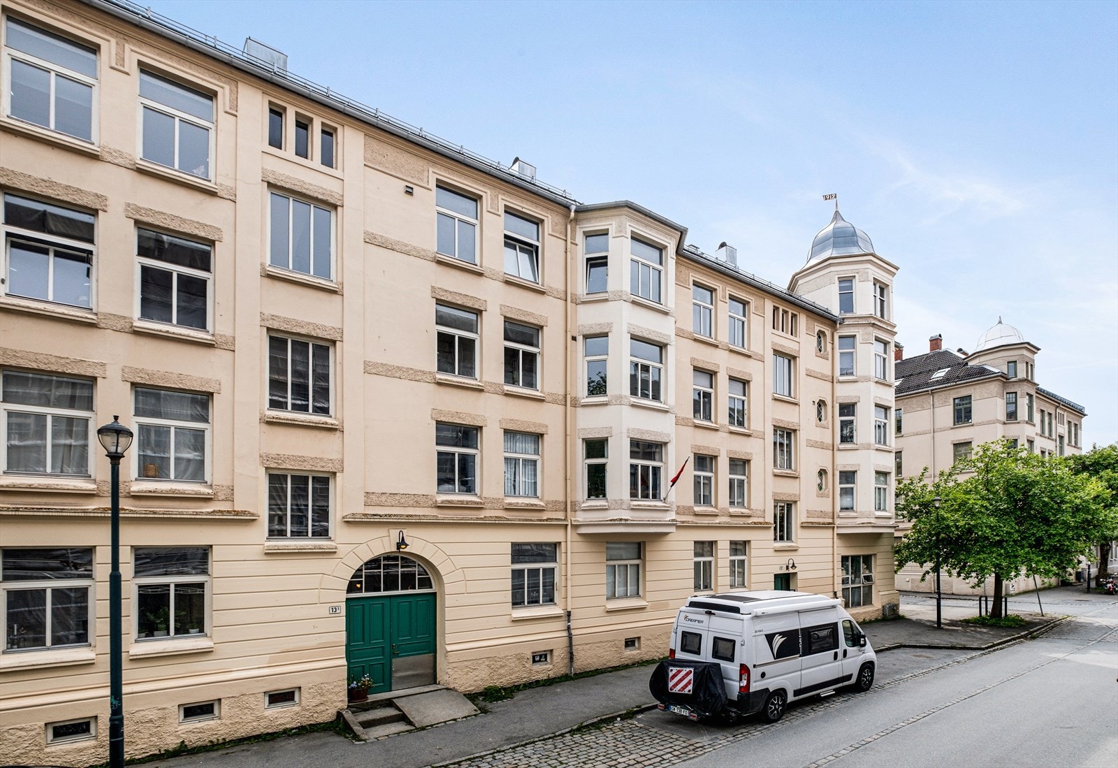 Sameiet har fire parkeringsplasser som det er mulig søke om å leie til styret. Plassene leies ut 12 måneder av gangen og tildeles i januar med søknadsfrist 1. desember. Galleribilde