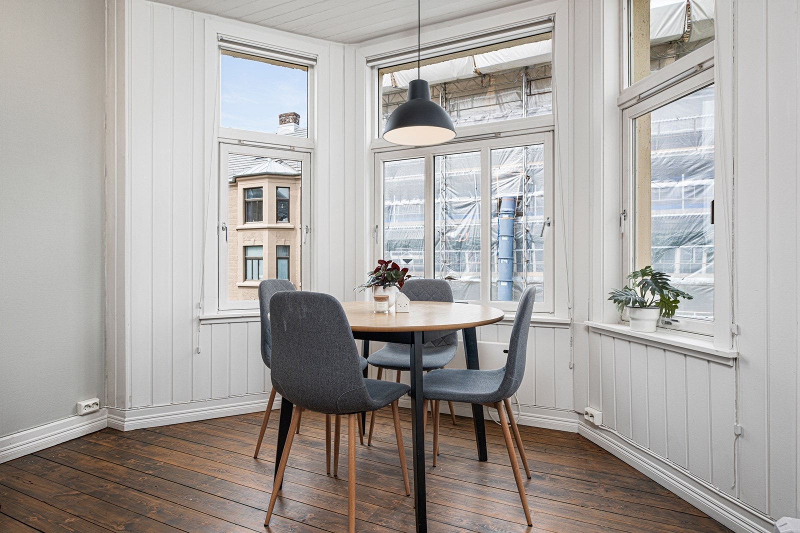 Her får du rikelig lysinnslipp fra generøse vindusflater i stuens karnapp. Det byr på en flott og koselig møbleringsmulighet for danning av spisestue. Galleribilde