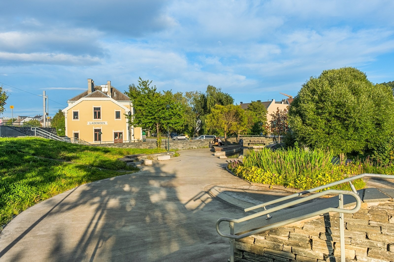 Lademoen jernbanestasjon ligger pent i tilknytning til Strandveiparken, med pene grøntområder og gode muligheter for sitteplasser. Galleribilde