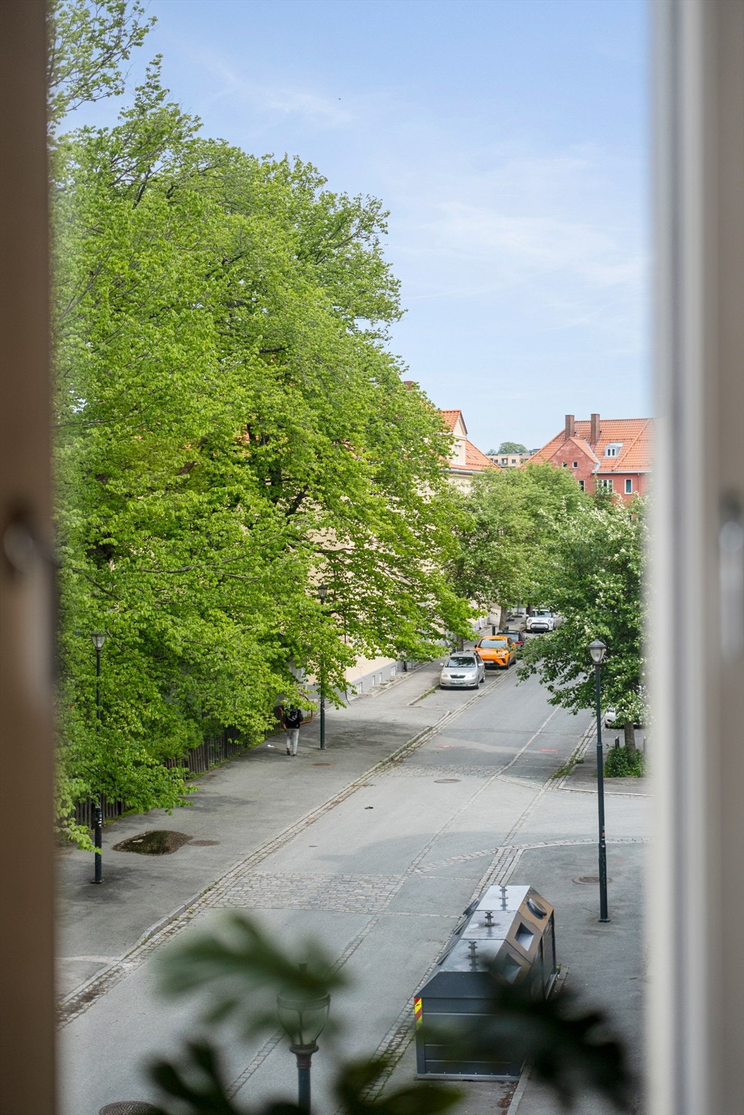 Fra stuevinduene får du utsikt over omgivelsene i nabolaget fra 3. etasje. Galleribilde