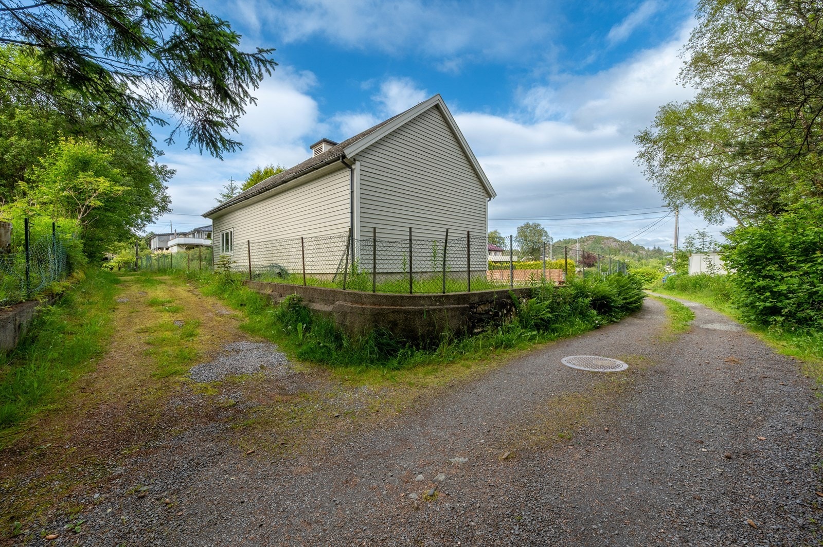 "Innkjørselen" til tomten. Galleribilde