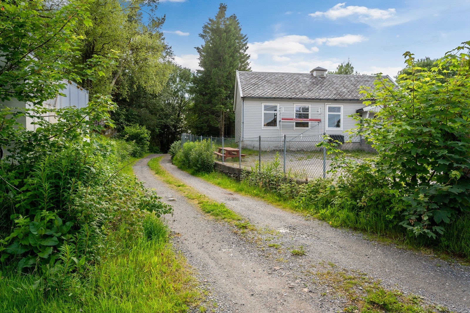 Veien fører deg helt frem til tomten. Galleribilde