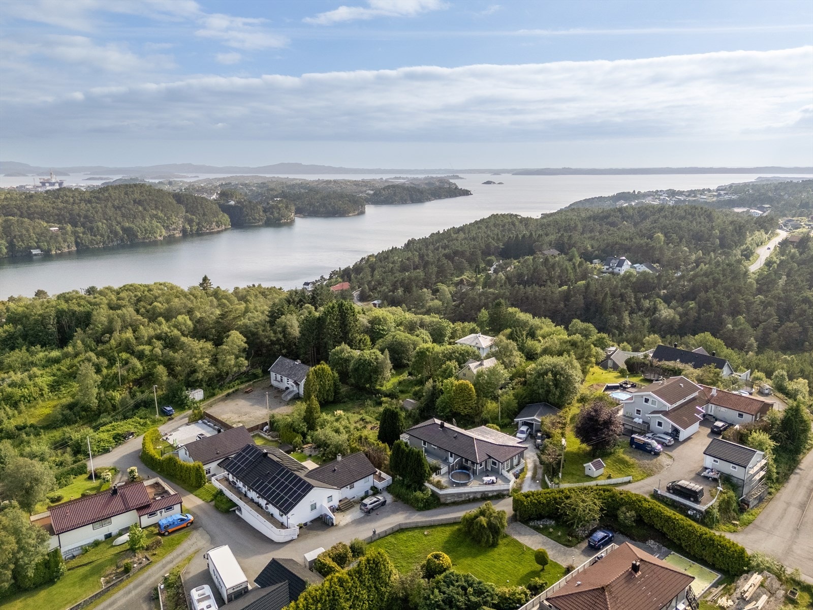Området tilhører Davanger skolekrets og skolen ligger noen og 12 minutters gange unna, og kun noen minutters kjøring. Galleribilde