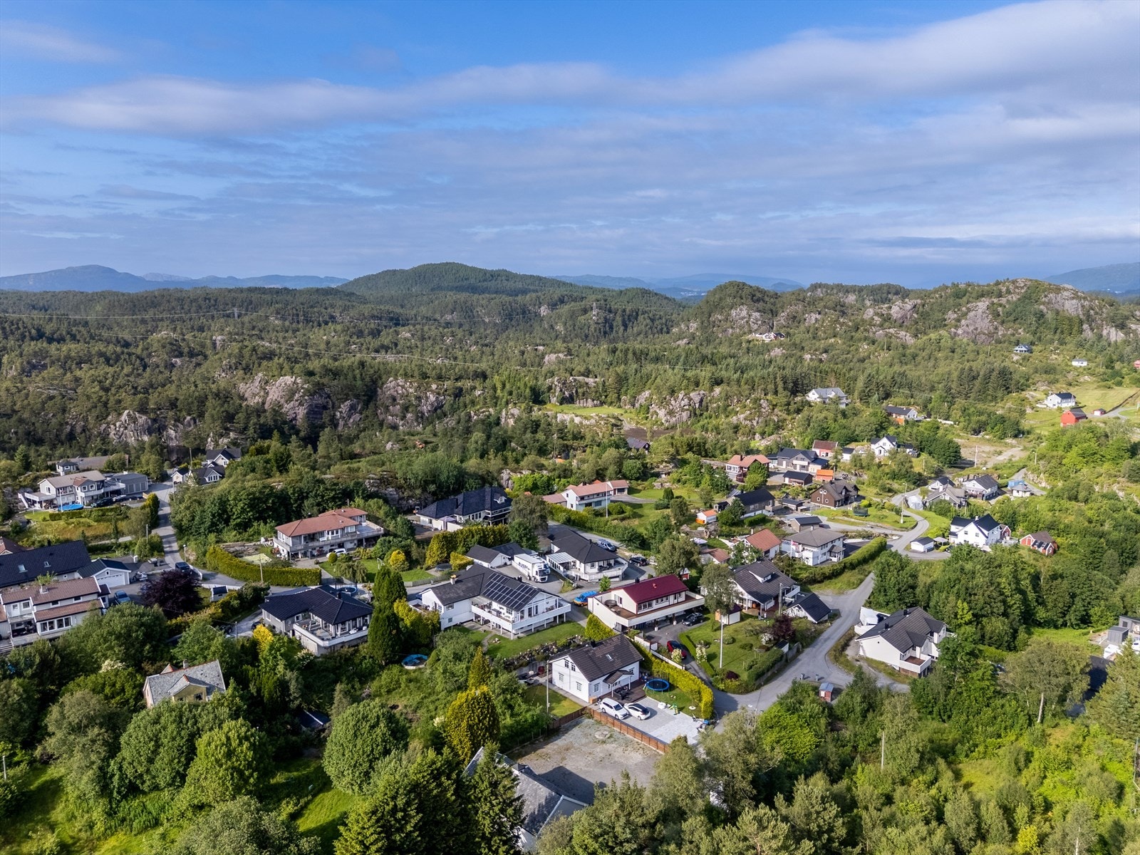 Øyen generelt og nærområdet byr på flotte turmuligheter. Kolbeinsvarden i sør er øyens høyeste punkt, hele 231 moh., og Dronningen på Haugland er øyens nest høyeste punkt. Galleribilde