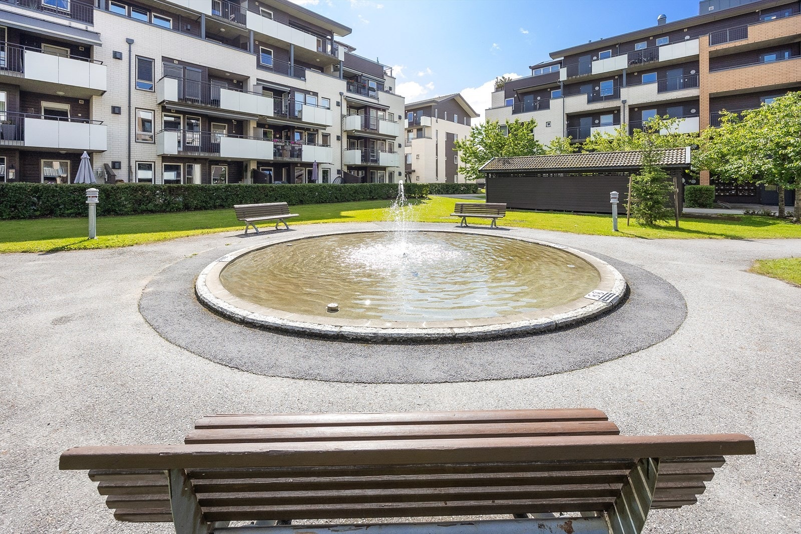 Sameiet har fine fellesområder med asfalterte internveier, fontene, grøntarealer og benker. Galleribilde