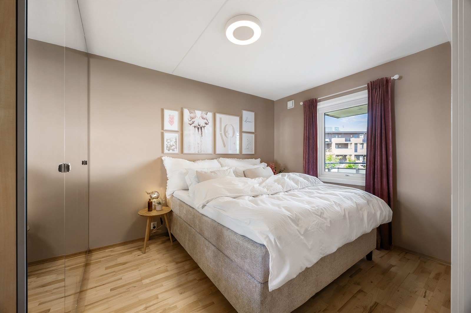 Romslig hovedsoverom med god plass til dobbeltseng og nattbord. Galleribilde