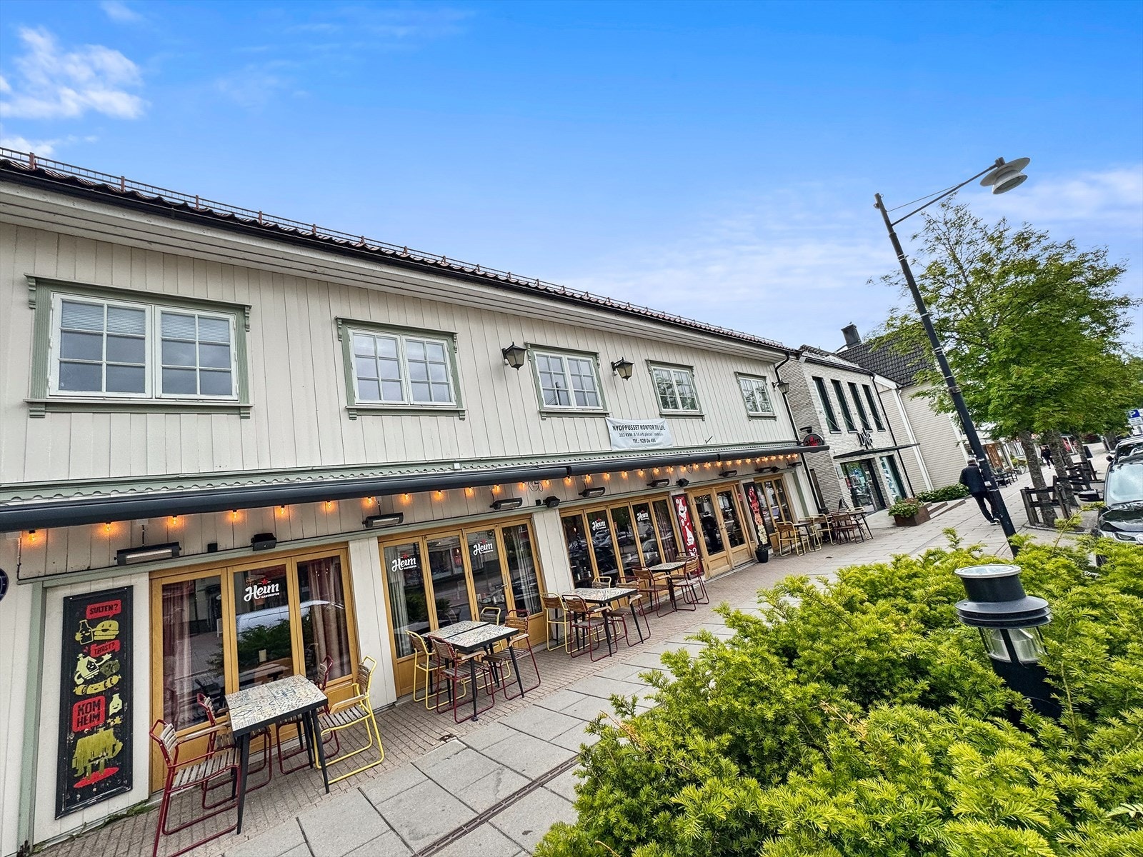 I storgata er det flere populære restauranter og serveringssteder. Galleribilde