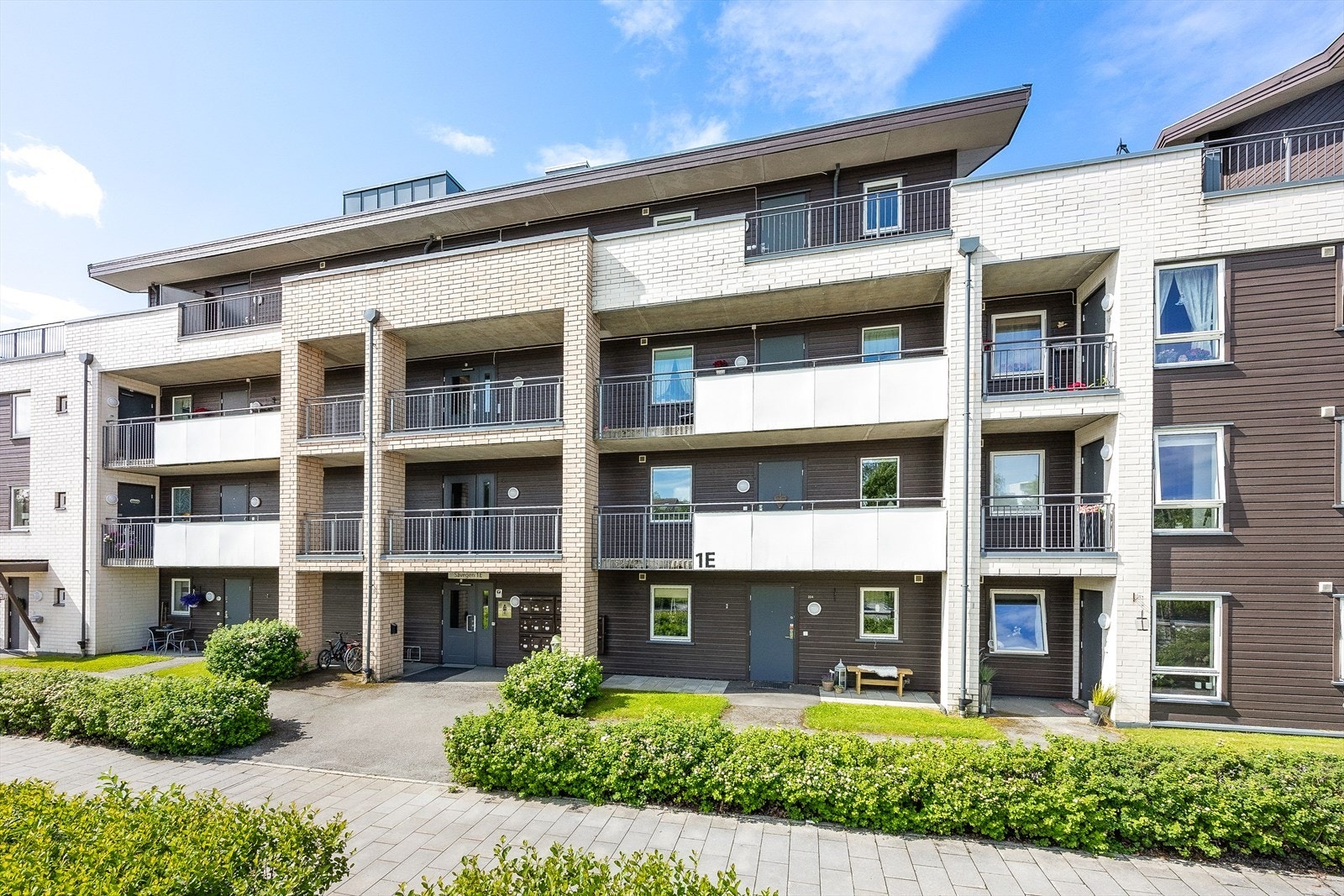 Fasade fremside. Det er heisadkomst i bygget. Galleribilde