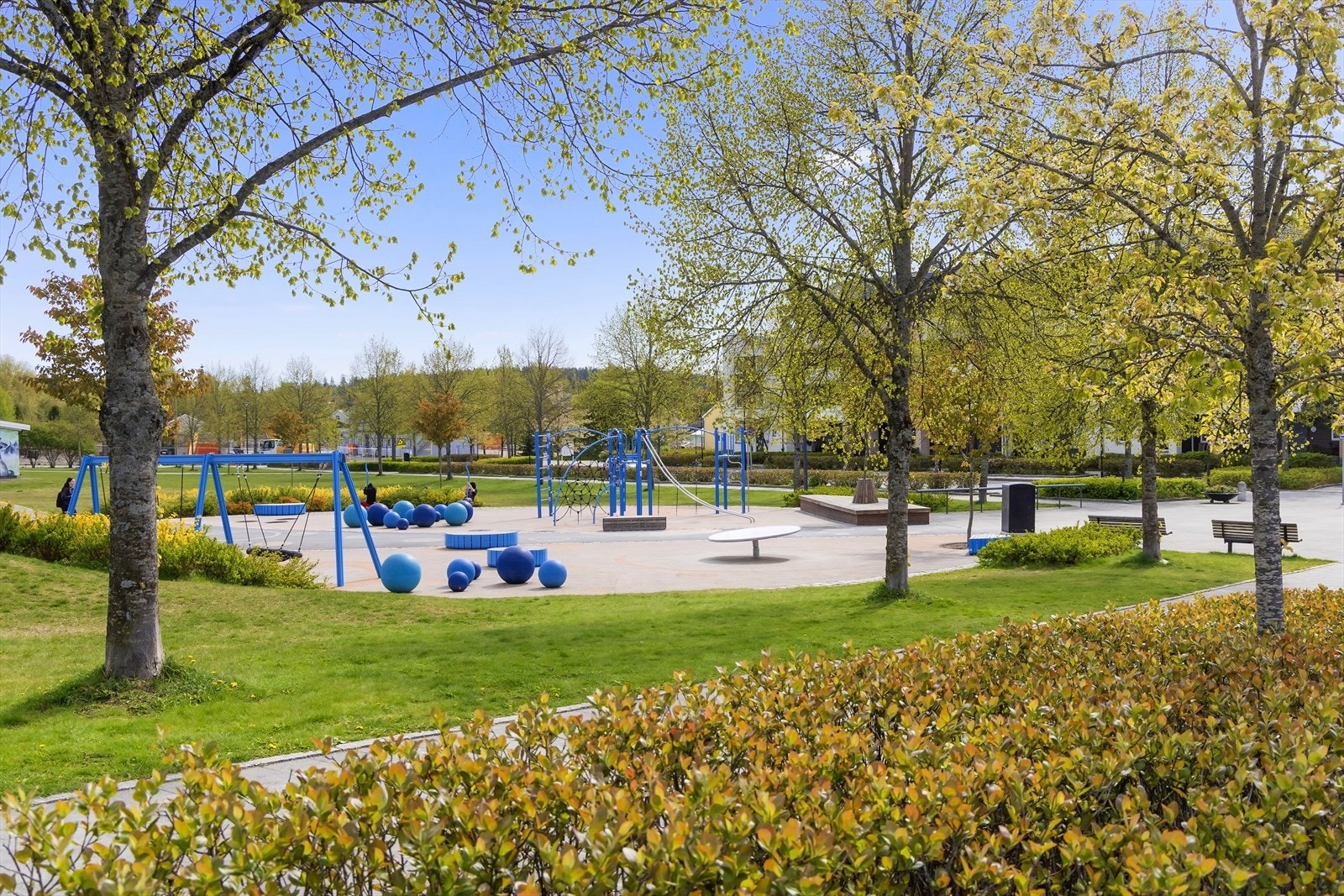 Romsaasparken ligger rett over veien for leiligheten. Her er det en flott opparbeidet lekeplass, og ellers parkarealer. Galleribilde
