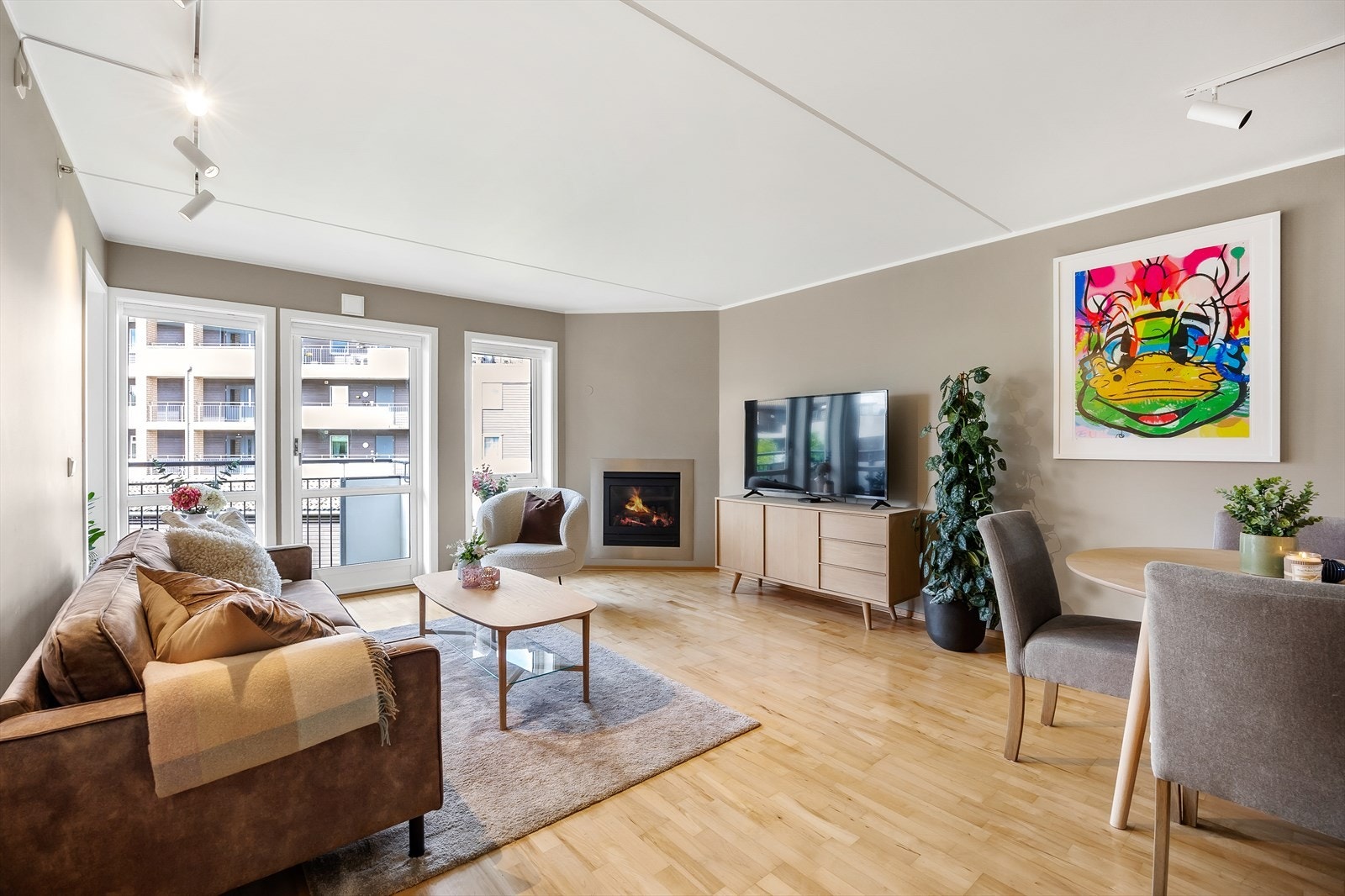 Fra stuen er det utgang til balkongen via terrassedør. Galleribilde