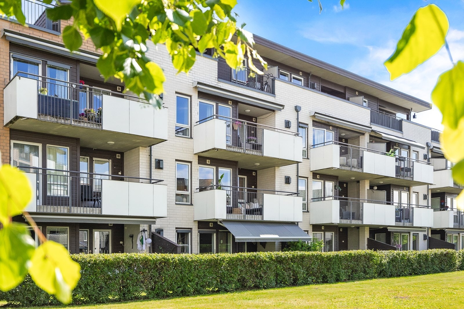 Velkommen til Såvegen 1 E! En meget pen og velholdt 3-roms selveierleilighet i 2. etasje med garasjeplass. Galleribilde