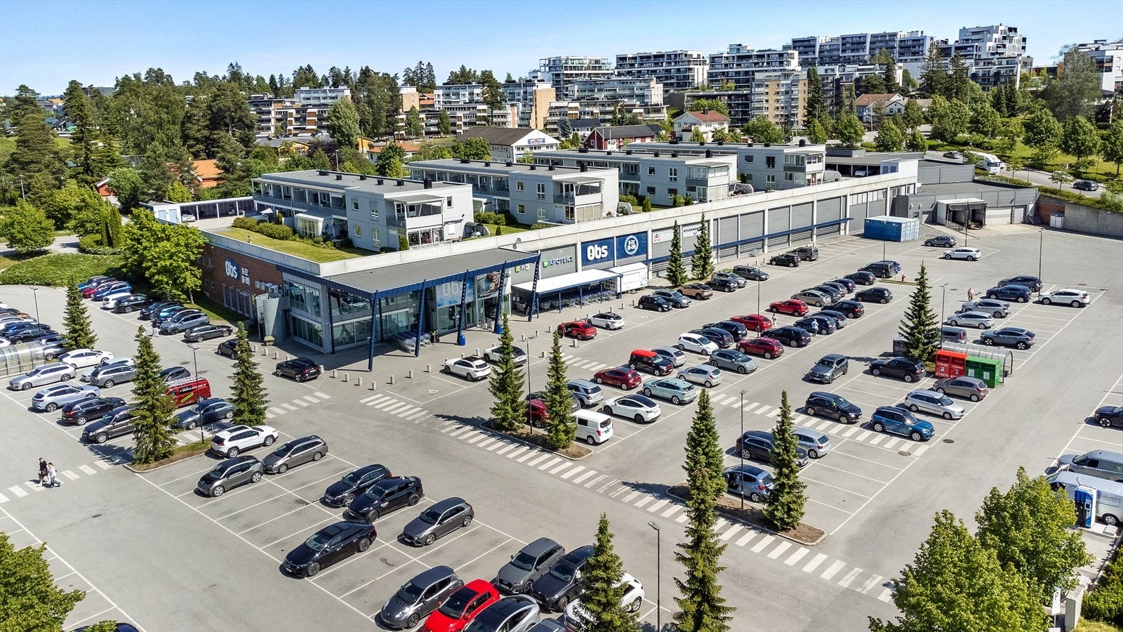 Like ved leiligheten er Coop Obs, og i samme bygg ligger det også apotek og kafe. Galleribilde