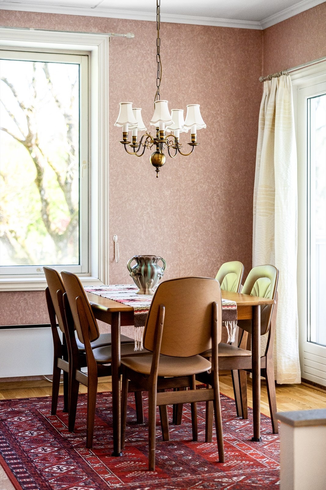 Om kvelden forvandles spiseplassen til et varmt og innbydende rom, der levende lys og stemningsbelysning gir en hyggelig ramme rundt måltider og samtaler. Galleribilde