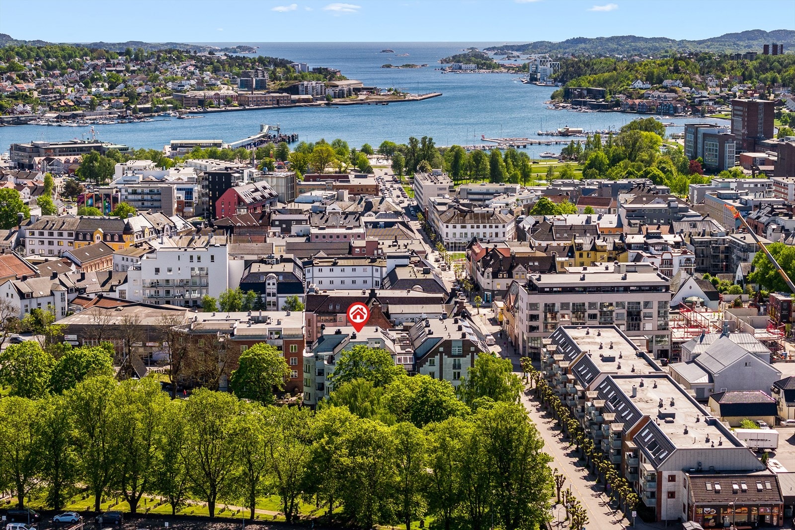 Det er flere dageligvarebutikker i nærområdet. I tillegg er det kort gangavstand til kafeer, kino og restauranter. I sentrum finner du også et rikt utvalg av spesialforretninger, samt Hvaltorvet kjøpesenter med over 50 butikker. Galleribilde