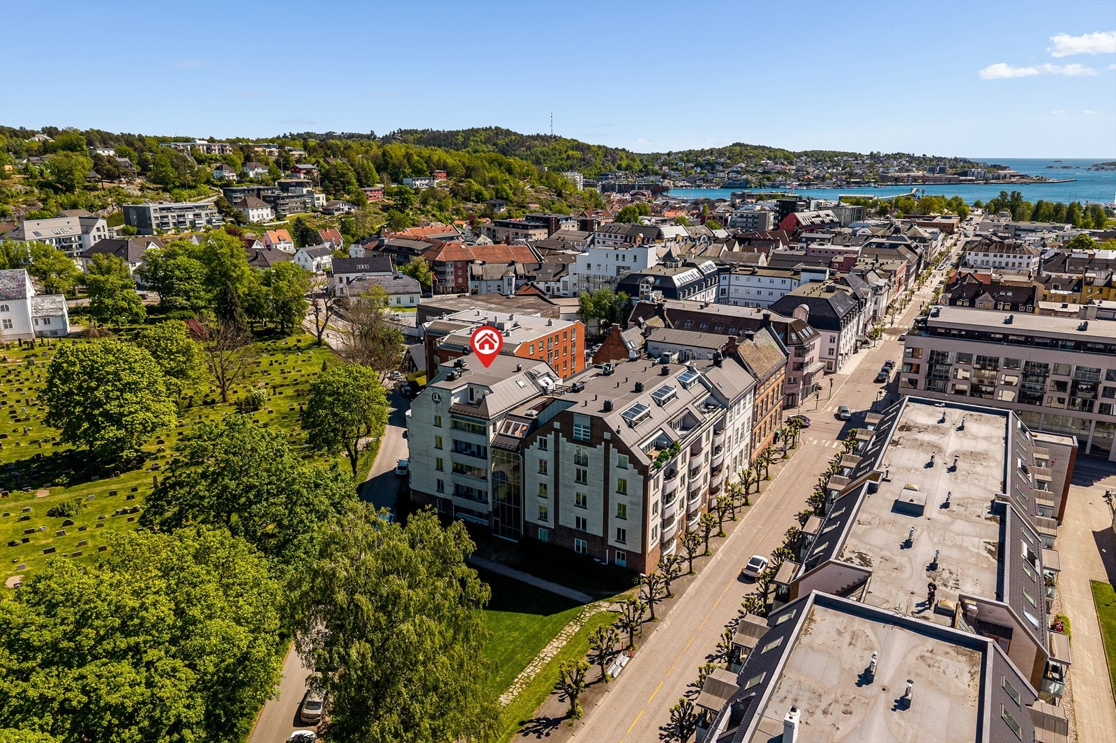 Det er kort vei til alt Sandefjord har å tilby av byliv og kulturtilbud, i tillegg til nydelige turområder både langs fjorden, opp Preståsen og i Hjertnesskogen. Galleribilde