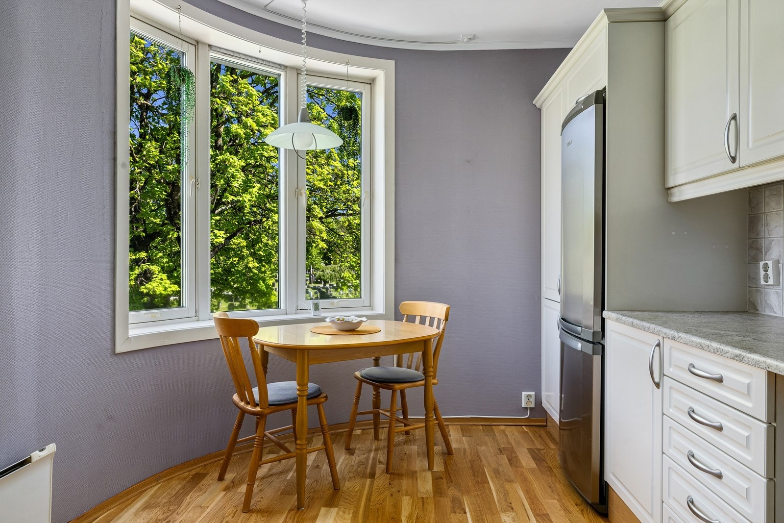 Foran vinduet på kjøkkenet er det plass til et lite spisebord - en lys og trivelig krok som passer perfekt til dagens måltider eller uformelle stunder. Galleribilde