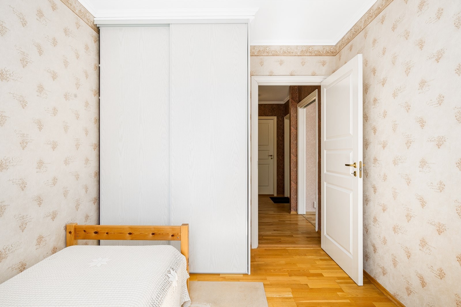 Rommet har garderobeskap som gir praktisk oppbevaringsplass, og oppleves som et funksjonelt og anvendelig tilleggsrom - perfekt for overnattingsgjester eller fleksibel bruk etter behov. Galleribilde