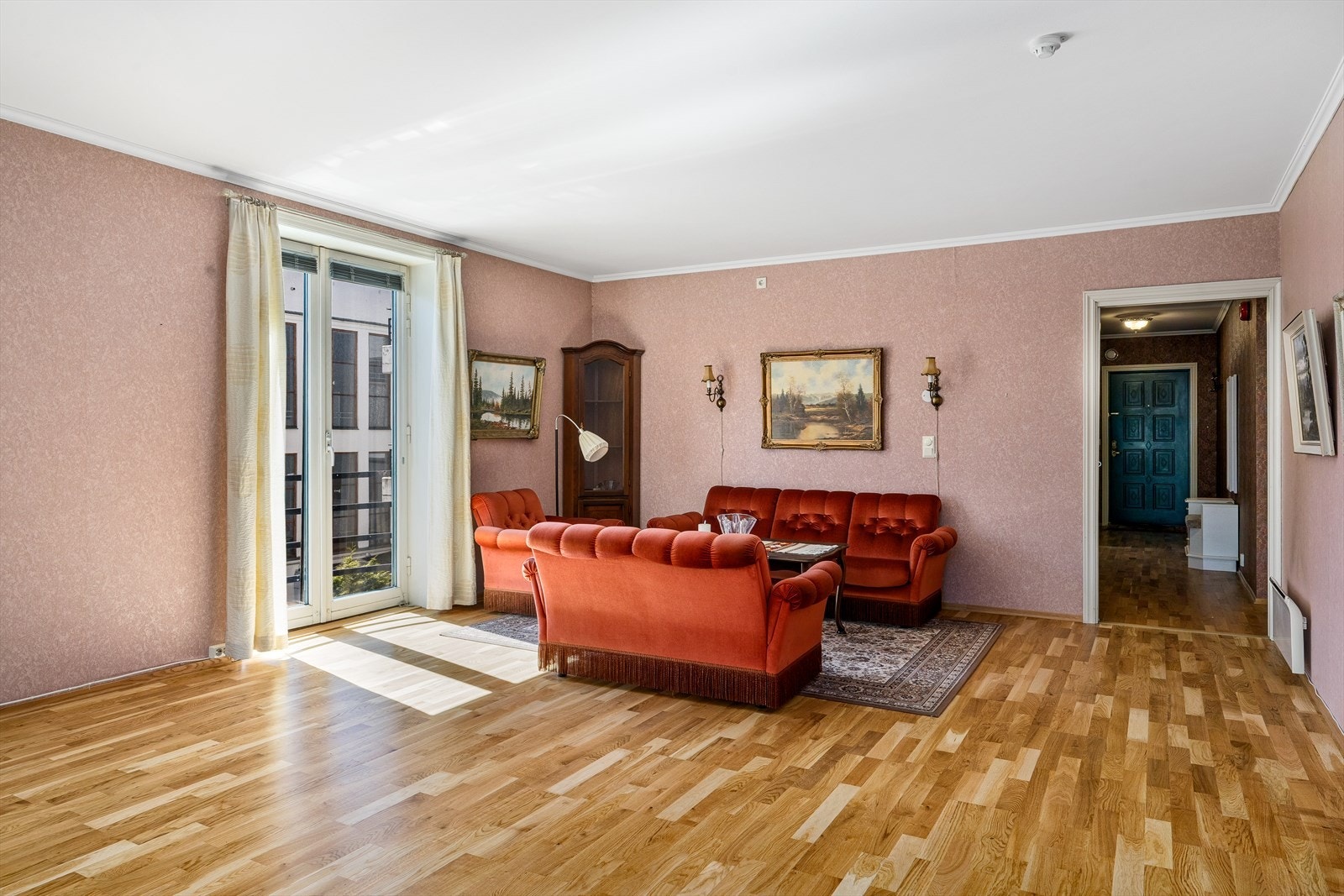 .Sofasonen ligger lyst og åpent til, med store vindusflater som slipper inn rikelig med naturlig lys gjennom dagen. Her får du en romslig og luftig oppholdsdel med god plass til sofa, lenestoler og mediemøbler. Galleribilde