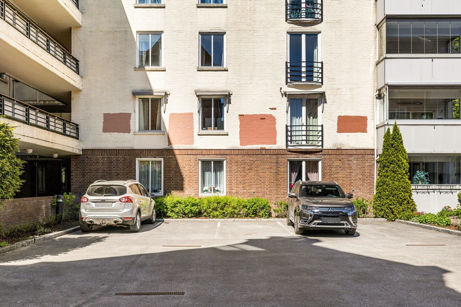 Sameiet disponerer egen gjesteparkering, noe som gjør det enkelt for besøkende å finne parkering i nærheten av bygget. Dette er en praktisk og verdsatt løsning som bidrar til økt komfort for både beboere og gjester. Galleribilde