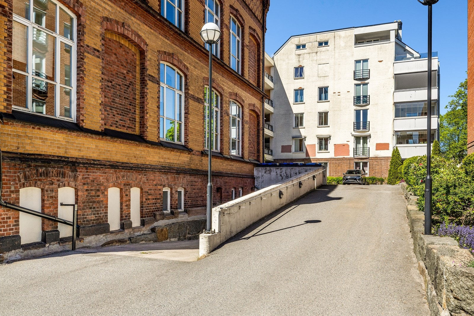 Gårdsplassen er asfaltert, noe som gir et pent og vedlikeholdsfritt uteområde med parkeringsmuligheter og enkel adkomst til både bolig og garasje. Dette bidrar til en praktisk og ryddig uteplass for beboerne. Galleribilde