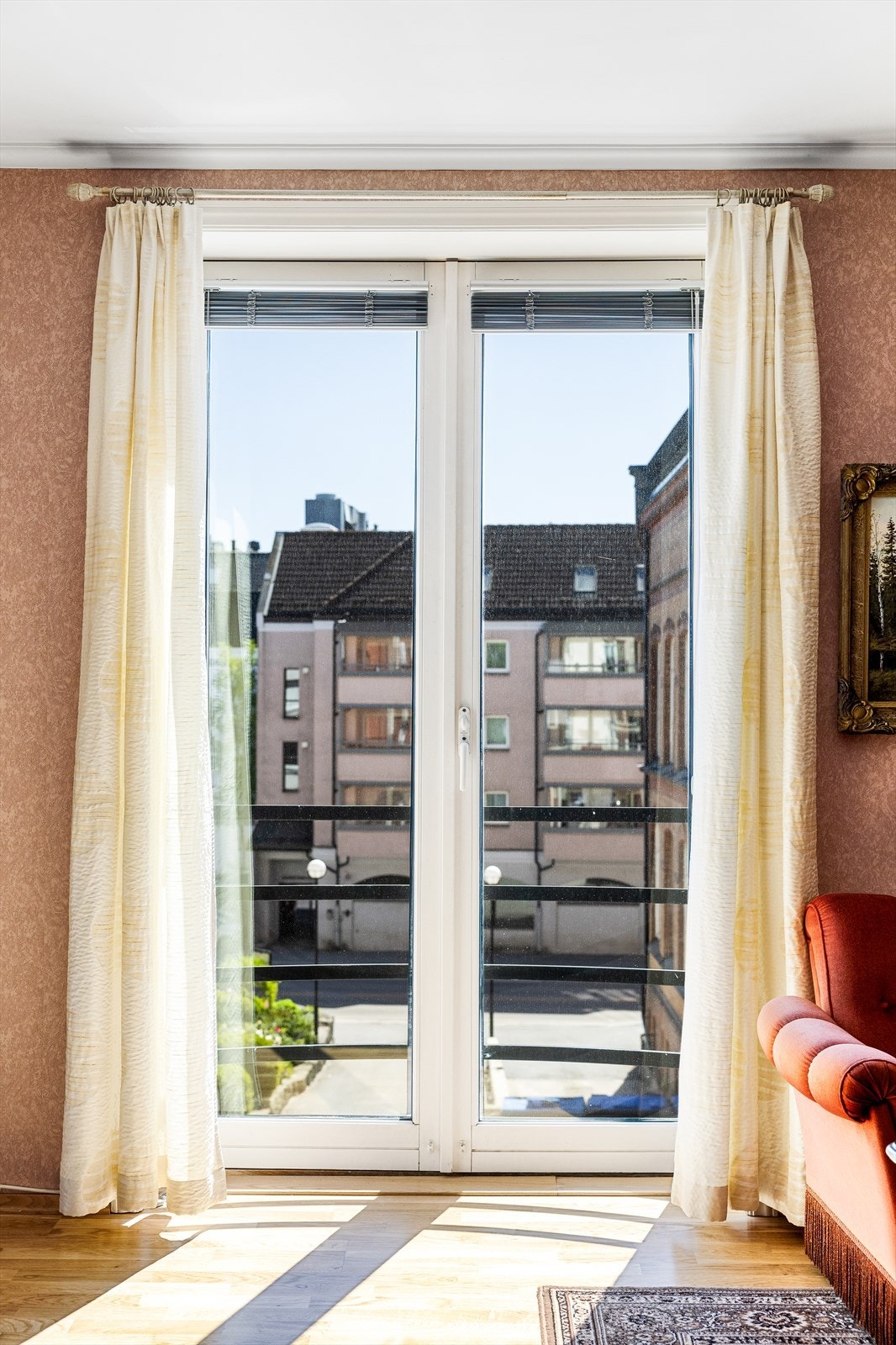 I stuen finner du en tofløyet balkongdør med 2-lags glass og fransk balkong, som sammen med store vindusflater gir godt lysinnslipp og en luftig romfølelse. Galleribilde