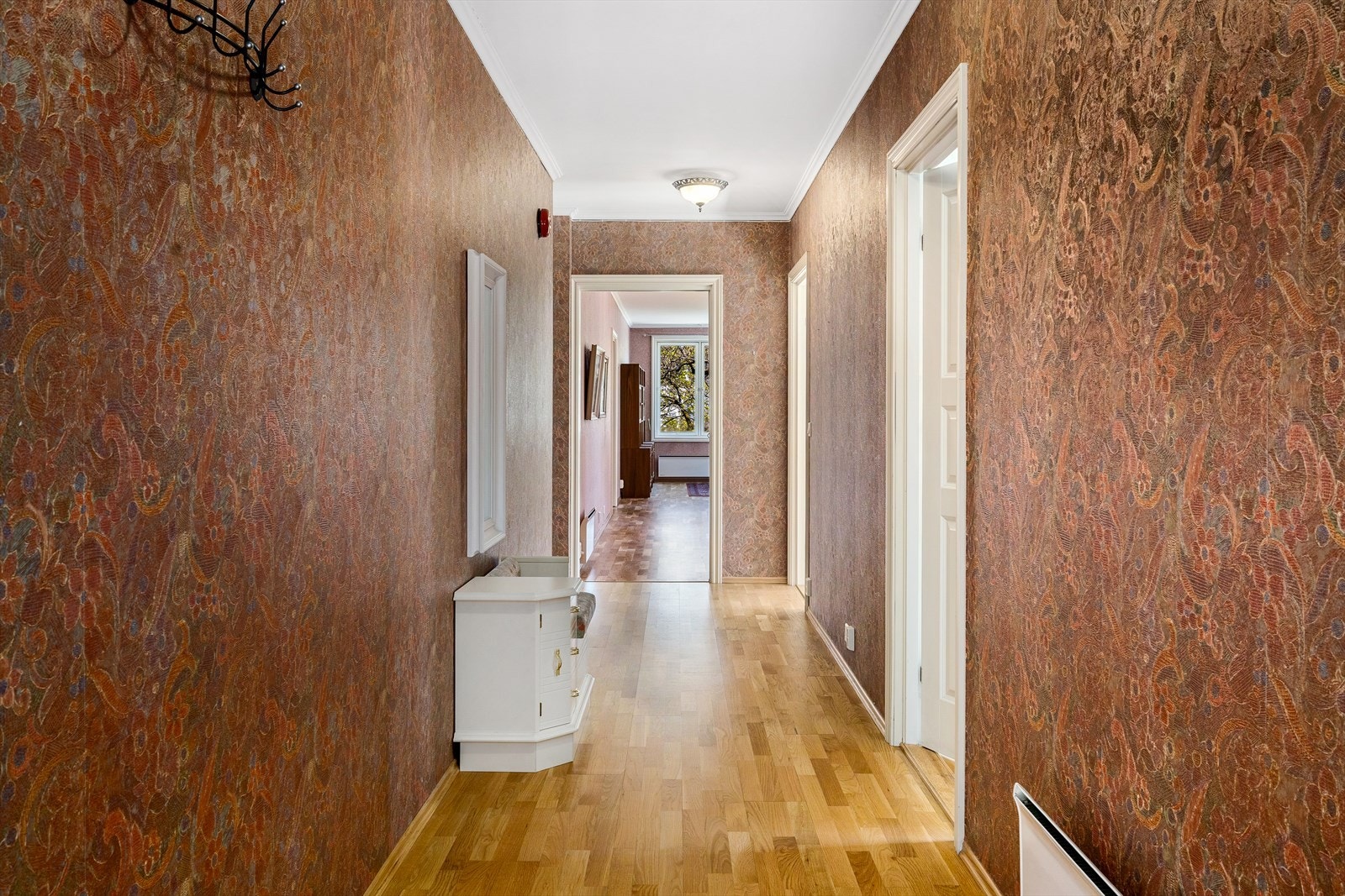 Boligen har en romslig hall som gir et godt førsteinntrykk når man kommer inn. Her er det god plass til å henge fra seg yttertøy og sko, og eventuelt møblere med kommode, speil eller sittebenk. Galleribilde