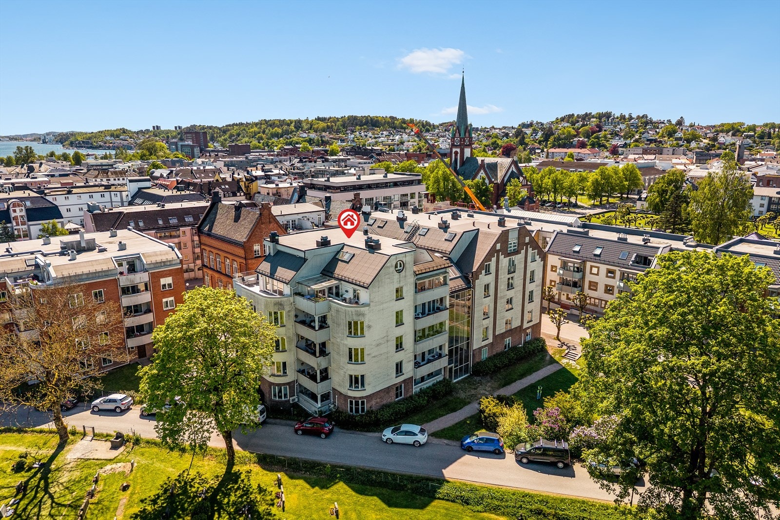 Eiendommen ligger like utenfor sentrumskjernen i Sandefjord, i et meget populært boligområde. Galleribilde