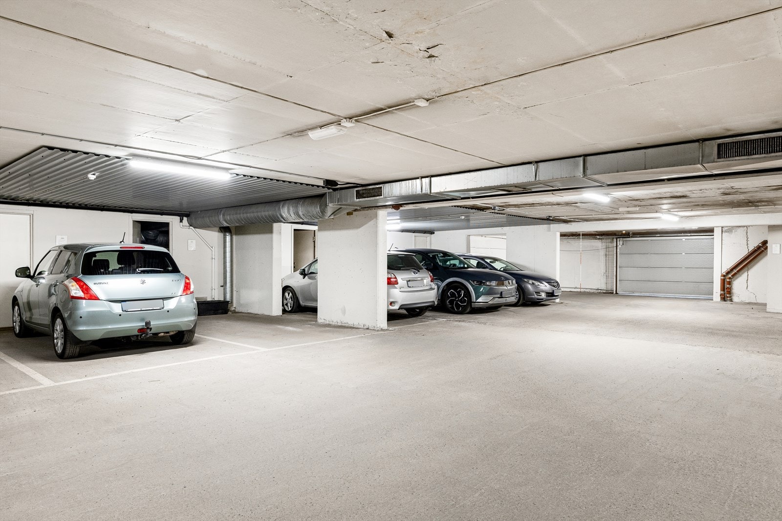 Det medfølger en garasjeplass som også har en bod i bakkant, noe som gir ekstra lagringsmuligheter og god plass til oppbevaring av for eksempel verktøy, sesongutstyr eller sykler. Dette gjør det enkelt å holde både bil og eiendeler trygt og ryddig. Galleribilde