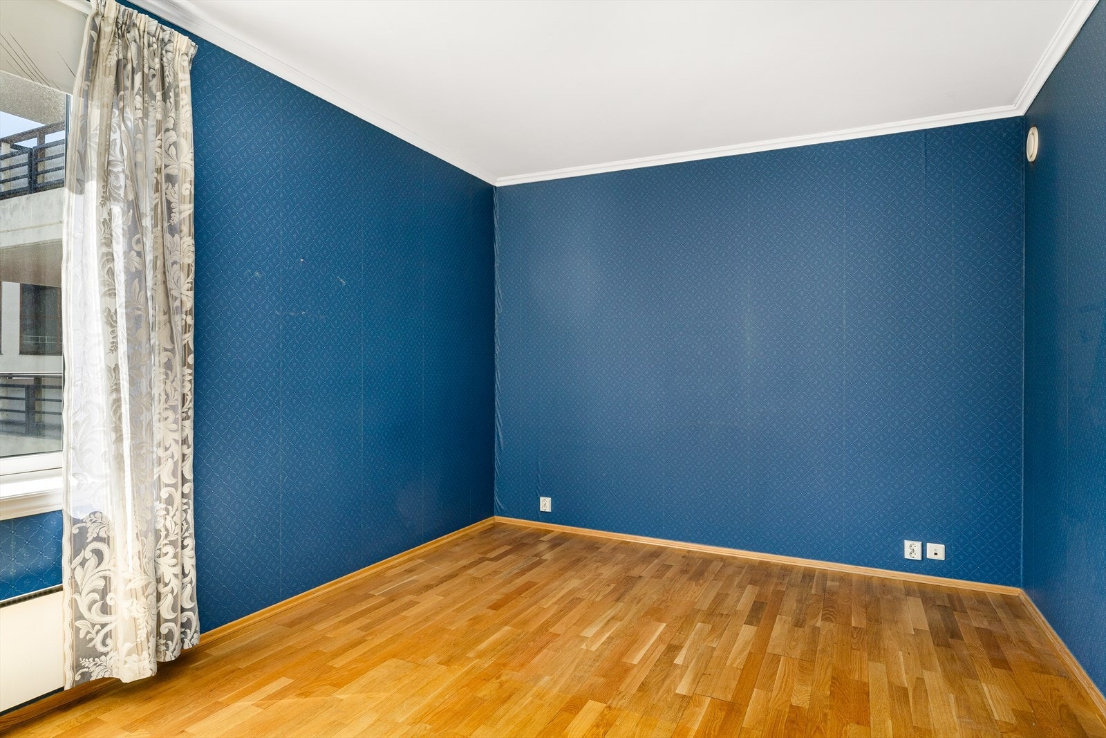 Her får du et pent og innbydende rom som fungerer som et fredelig privat tilfluktssted i hverdagen, samtidig som det er godt tilrettelagt for funksjonell bruk. Galleribilde
