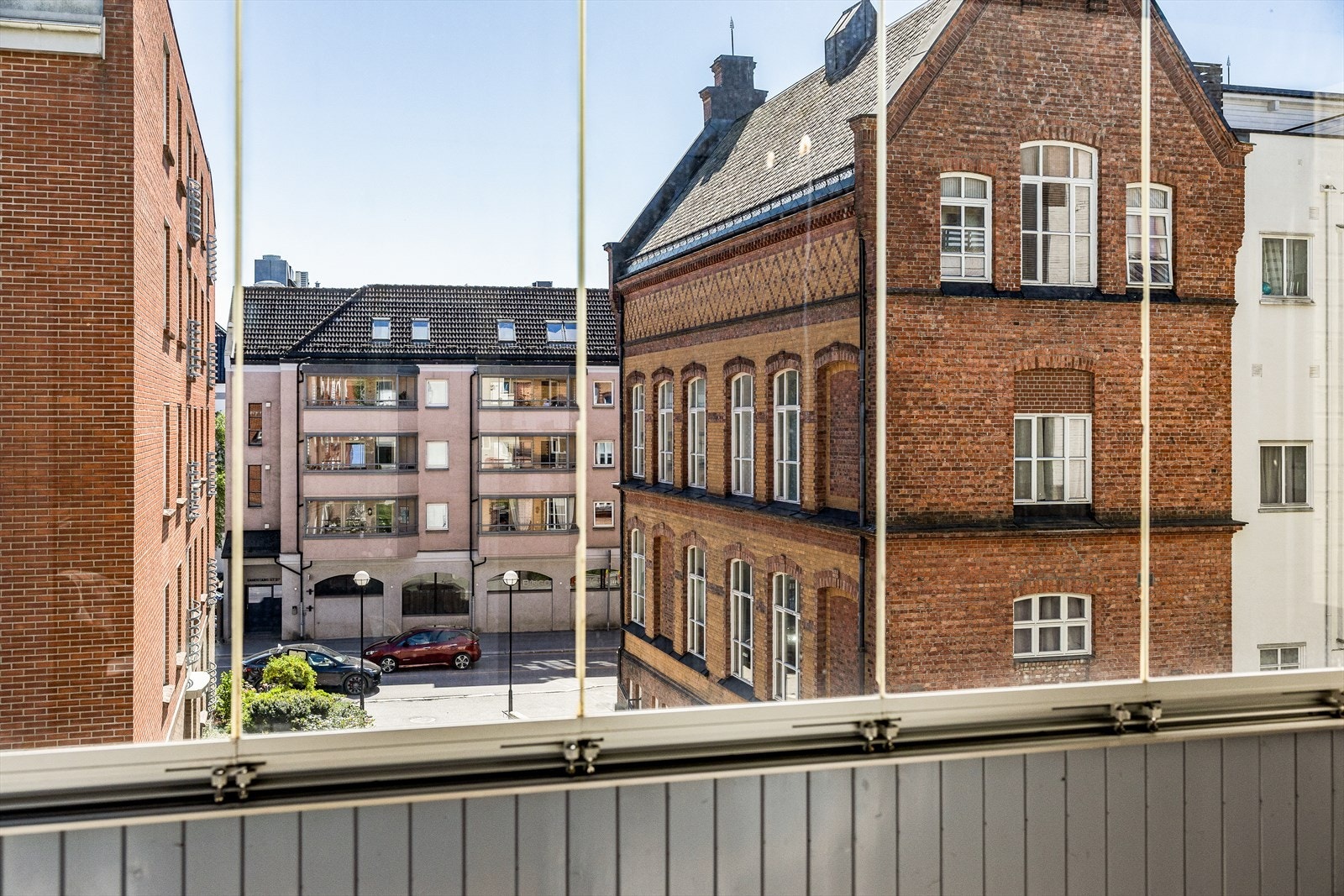 Den sydvendte, innglassede balkongen fungerer som et lunt ekstra oppholdsrom - her kan du sitte skjermet og nyte både sol og utsikt mot byen, mens du fortsatt er omgitt av ro og privatliv. Galleribilde