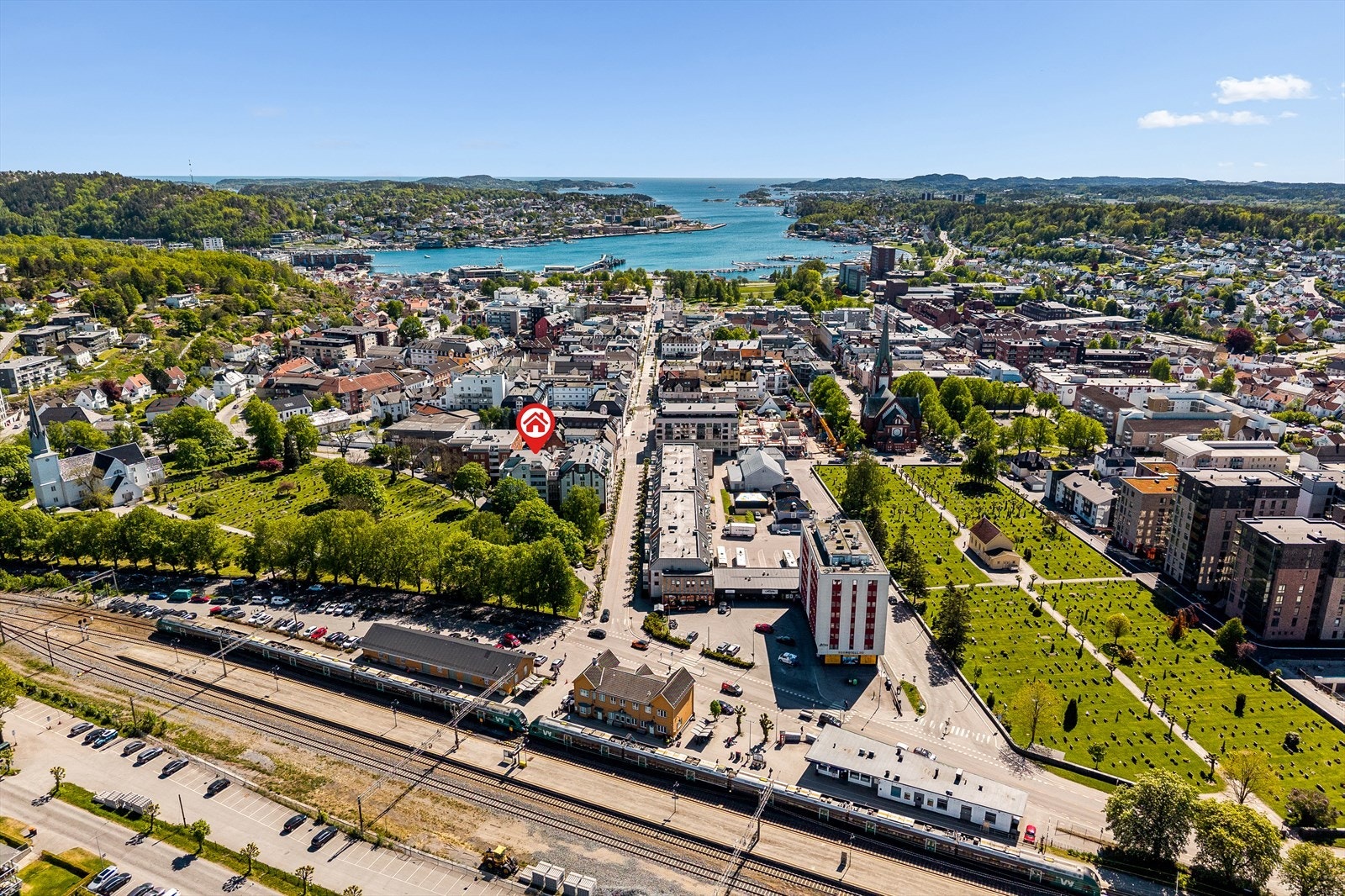 Leiligheten har en svært praktisk beliggenhet med kort avstand til både busstasjonen og togstasjonen. Dette gir enkel og effektiv tilgang til offentlig transport, noe som gjør pendling og reiser til og fra byen både raskt og bekvemt. Galleribilde