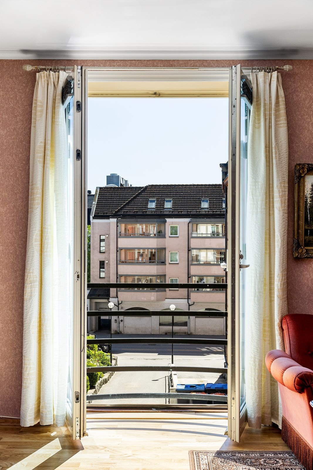 Her flommer lyset inn gjennom store terrassedører som rammer inn utsikten og skaper en behagelig og rolig stemning, uansett årstid. Galleribilde