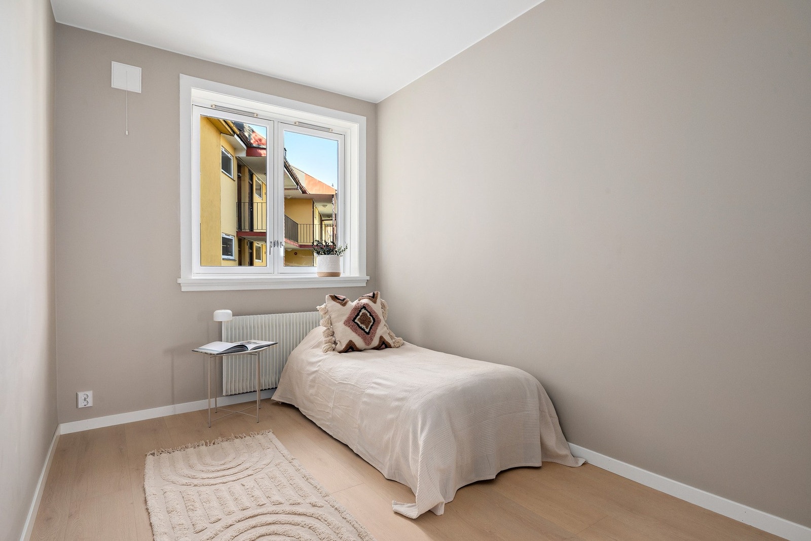 Soverom 2. Det andre soverommet har også fin plass til seng, skrivebord og garderobe/kommode Galleribilde