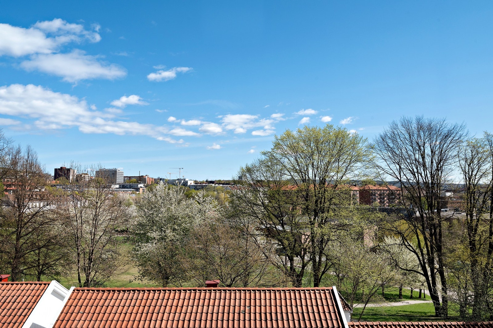 Leiligheten har en attraktiv men likevel tilbaketrukket beliggenhet på Sagene, ved den gamle trehusbebebyggelsen Galleribilde