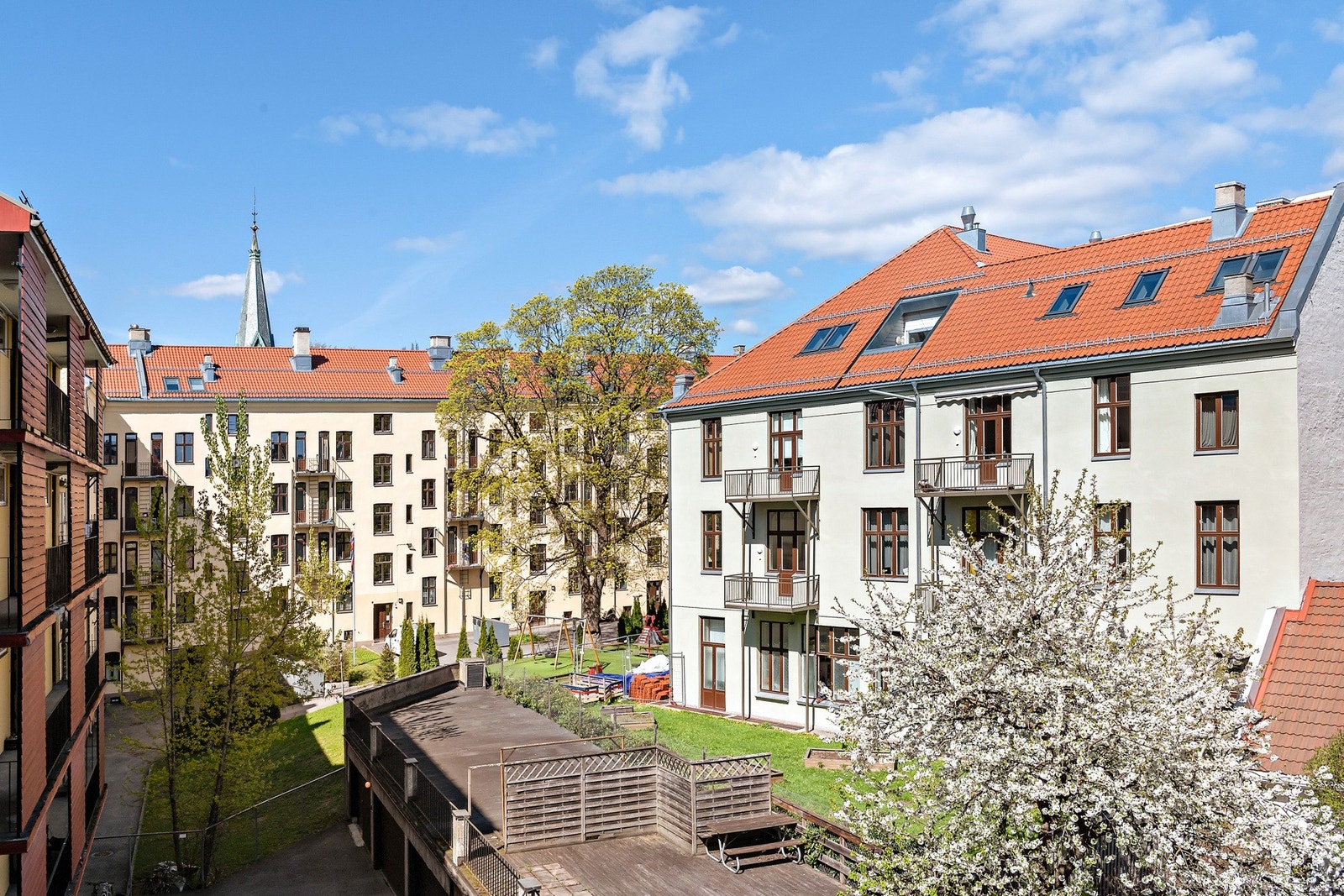 Utsyn fra soverom. Fra alle boligens vinduer har man flott utsyn Galleribilde