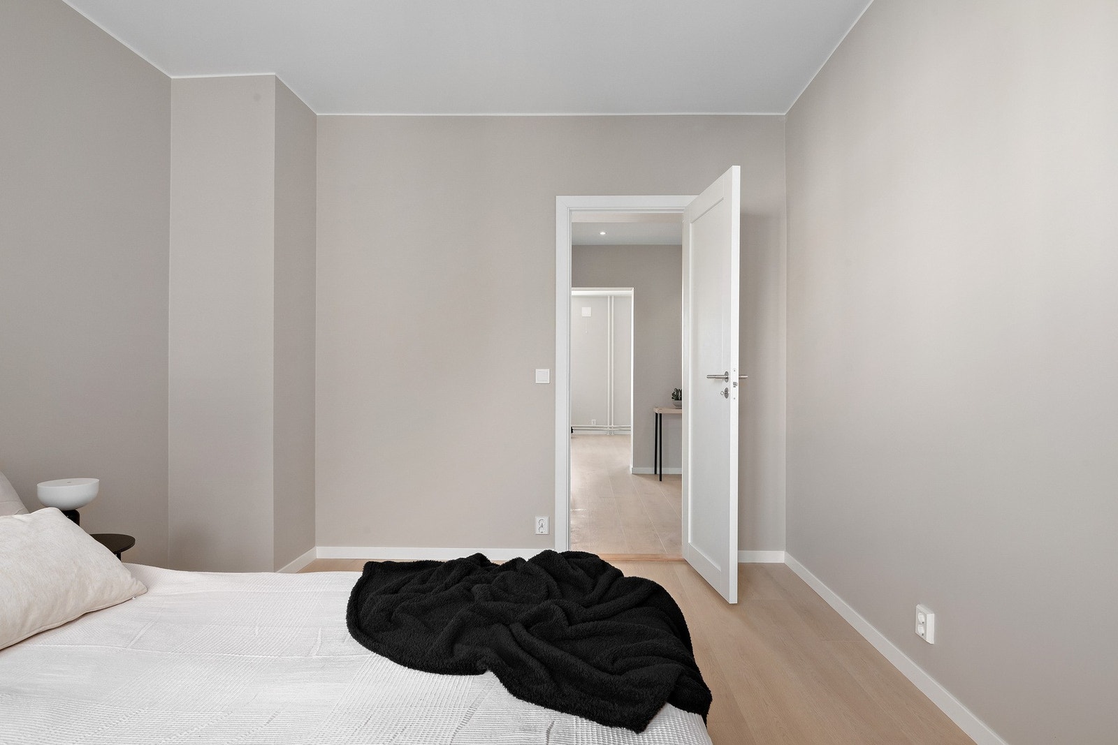 Hovedsoverommet har god plass til dobbeltseng og garderobe Galleribilde