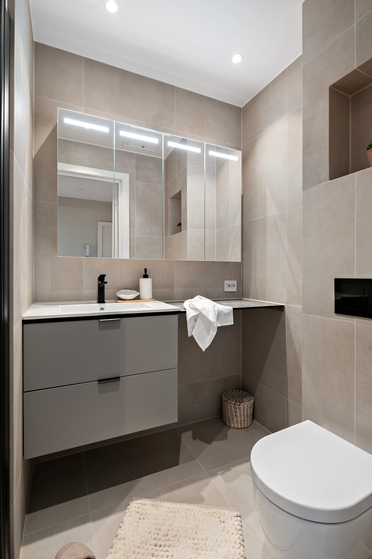 Flott flislagt baderom med 60x60 flis fra Fag Flis på gulv og vegger, varmekabler i gulv og downlights i tak Galleribilde