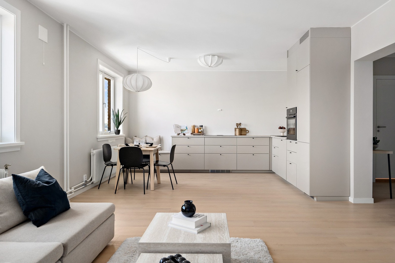 Godt utnyttet planløsning, sosial sone med åpen stue- og kjøkkenløsning Galleribilde