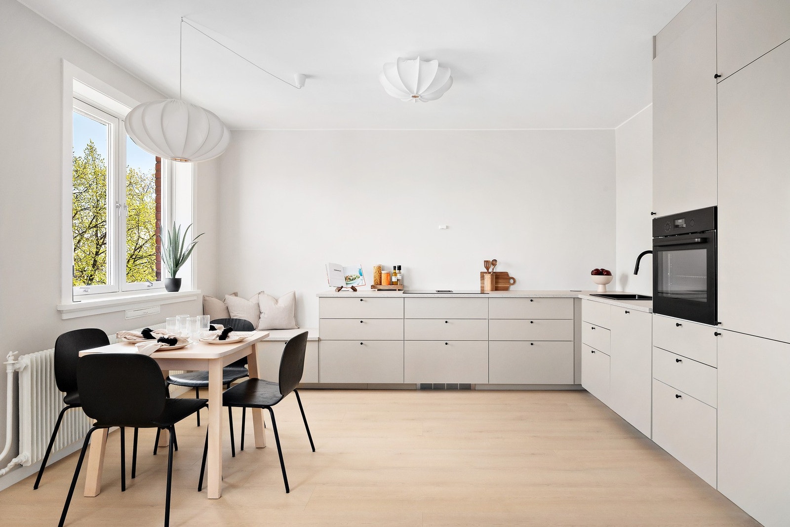 Leiligheten er pusset opp i 2025. Store gode vindusflater gir en lys og god romfølelse Galleribilde