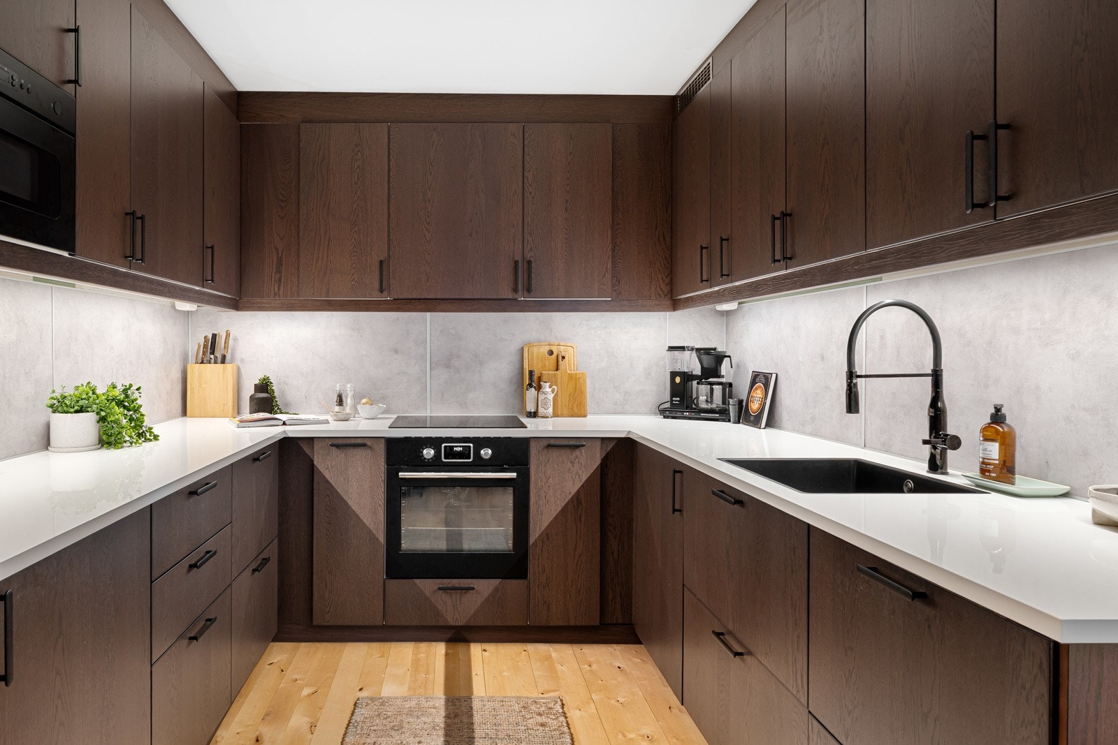 Integrerte hvitevarer som stekeovn, mikro, oppvaskmaskin, platetopp, kjøleskuff og kjøle/fryseskap Galleribilde