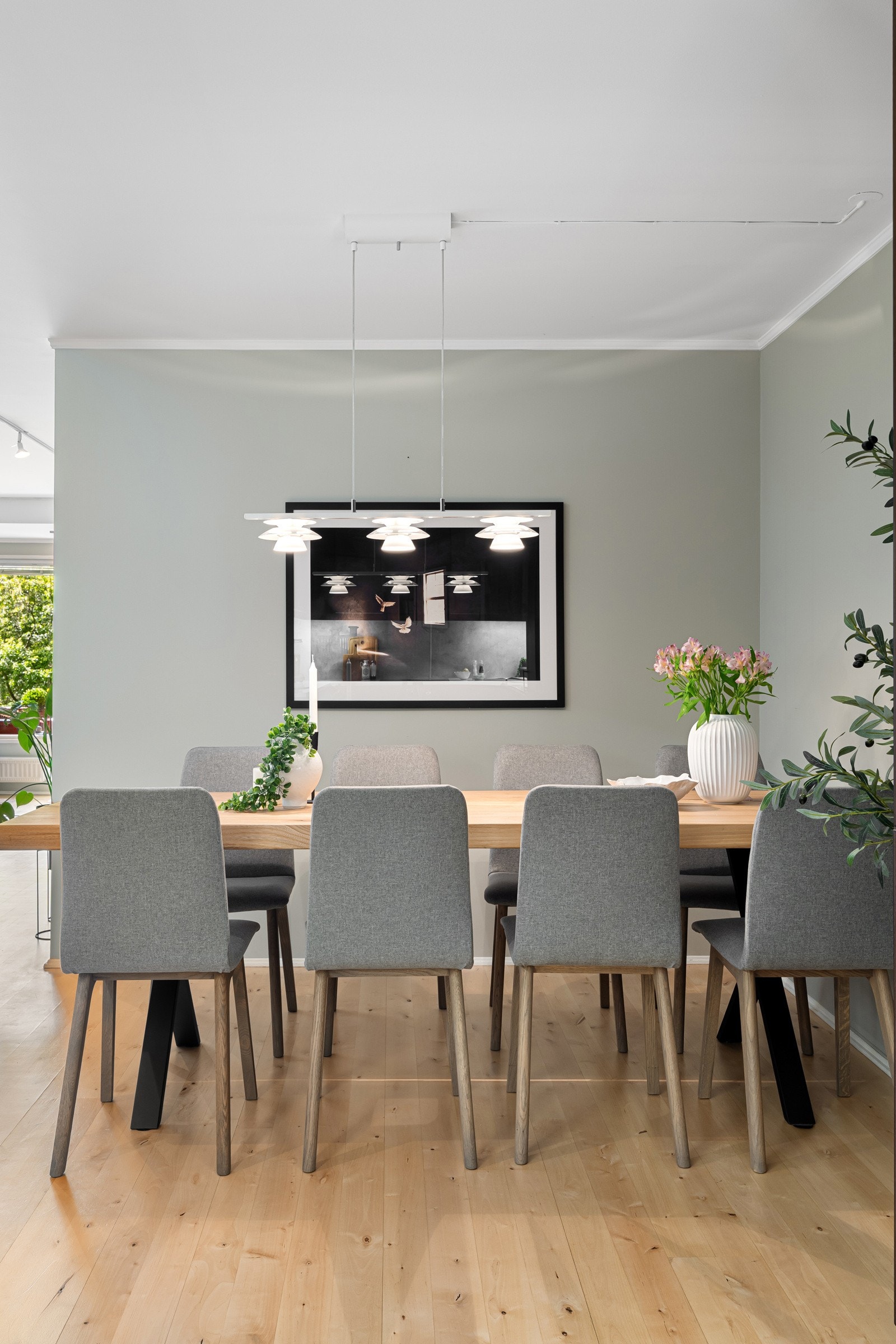 Kjøkkenet er perfekt for hyggelige kvelder med venner, med god plass til langbord Galleribilde