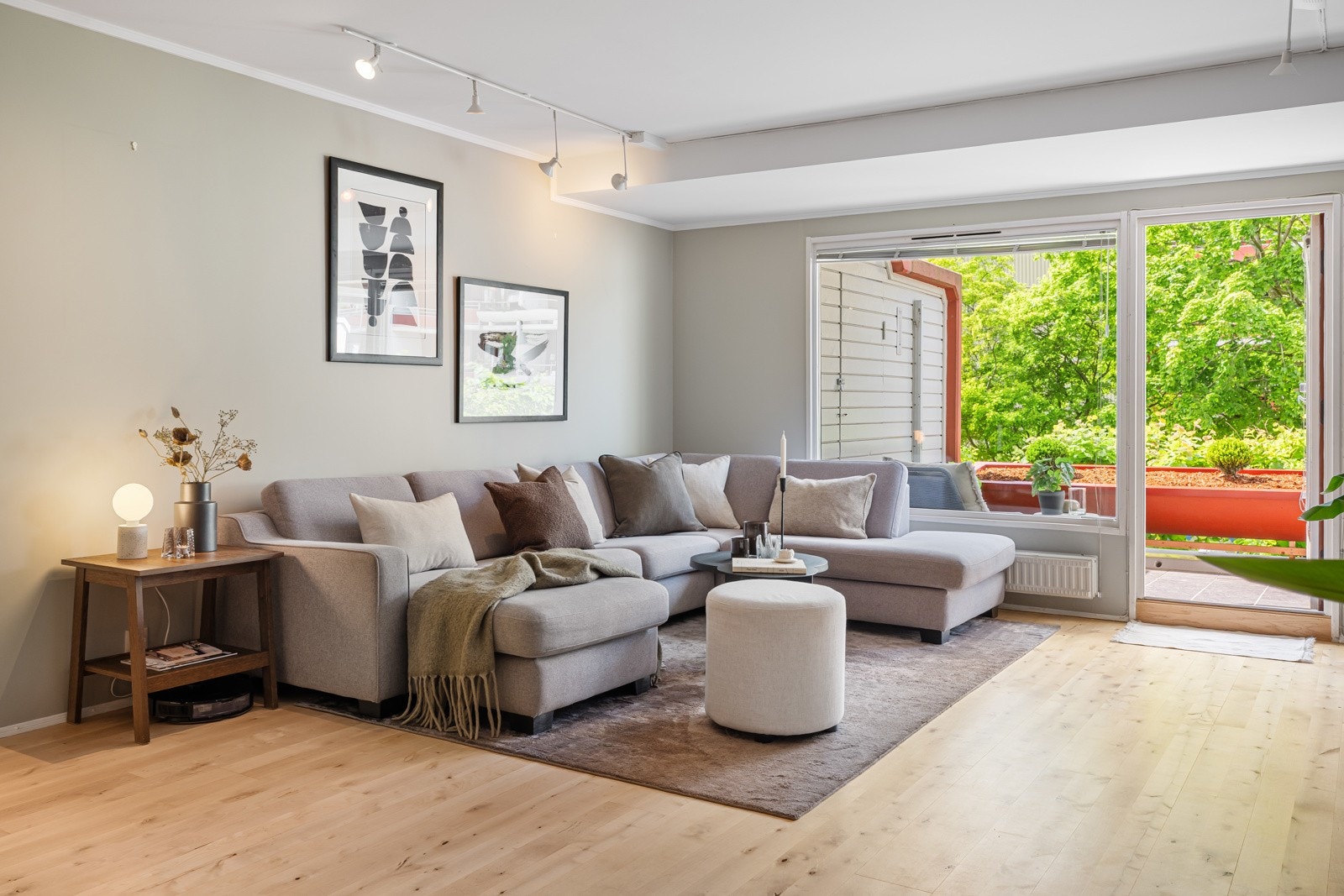 Slipt og lakkert bjerkeparkett Galleribilde