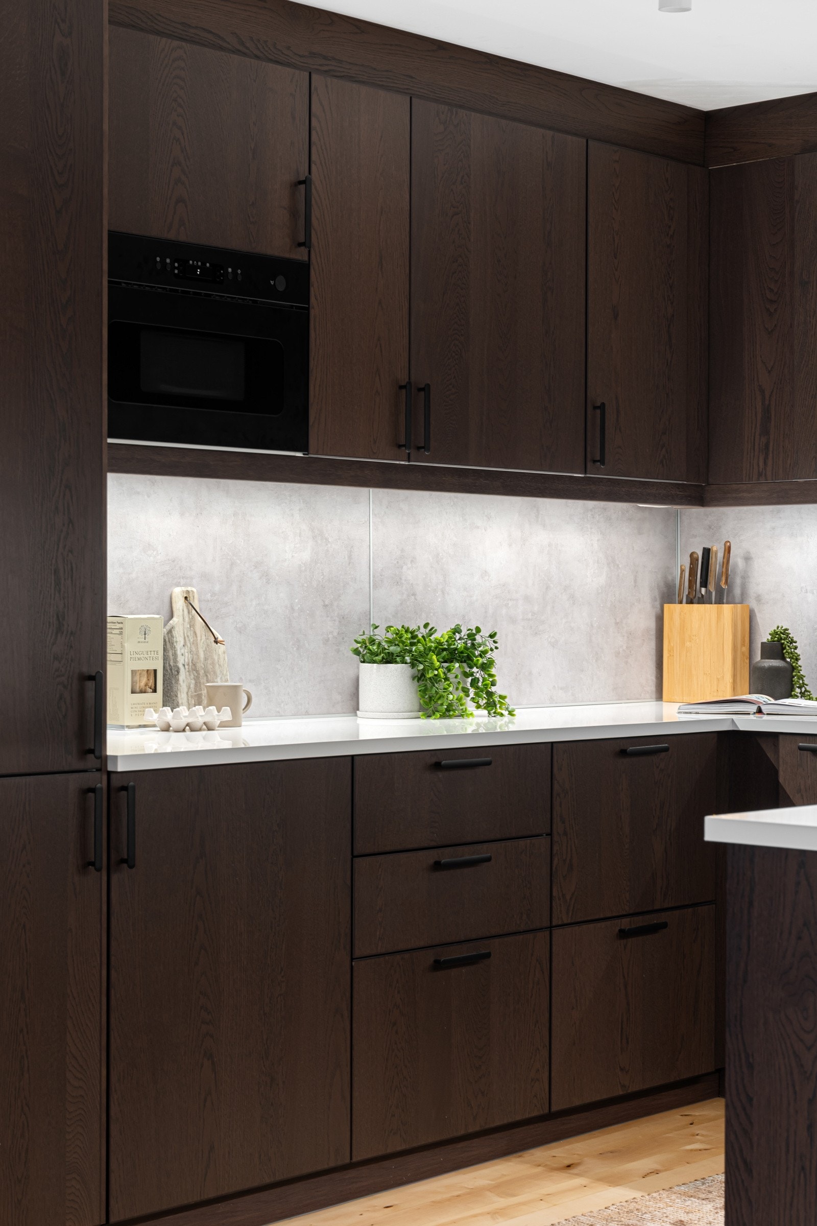 Svært lekkert og stort kjøkken med integrerte hvitevarer Galleribilde